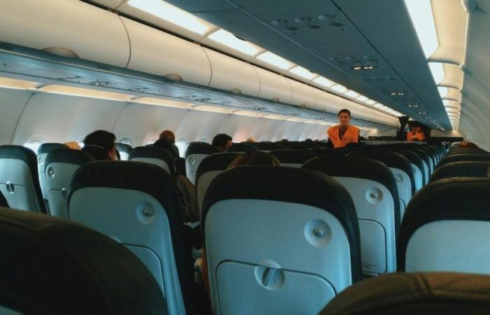 Aquí te indicamos qué asiento en el avión nunca debes reservar y por qué