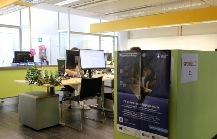 El municipio y las asociaciones abren siete estaciones en Parma para acompañar a las personas mayores en la transición digital