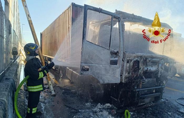 Montecchio Maggiore: Camión articulado incendiado en la A4, cerca del peaje de Montecchio, tráfico paralizado
