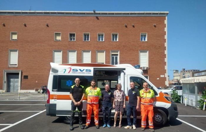 la enfermera llega a Capraia en ambulancia las 24 horas Il Tirreno