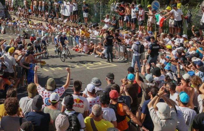 El espectáculo del Tour de Francia en Italia parece una gran fiesta popular
