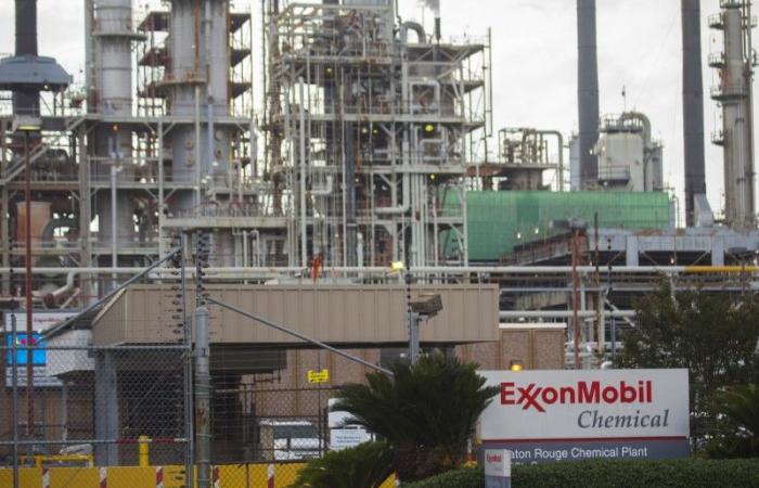 Las acciones de ExxonMobil mantienen la calificación de Compra y el precio objetivo en las distribuciones a los accionistas De Investing.com