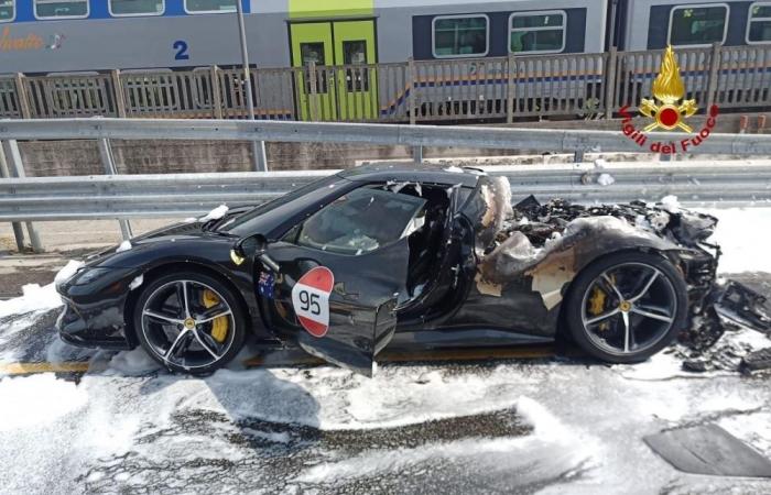 Híbrido AMP-Ferrari en llamas en Venecia: superdeportivo de 300.000 euros destruido. La empresa de Maranello: «Estamos colaborando con las autoridades locales»