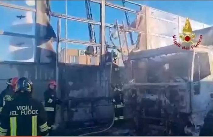 Vicenza, incendio en la A4, camión se incendia ante los ojos del conductor: el vídeo de rescate