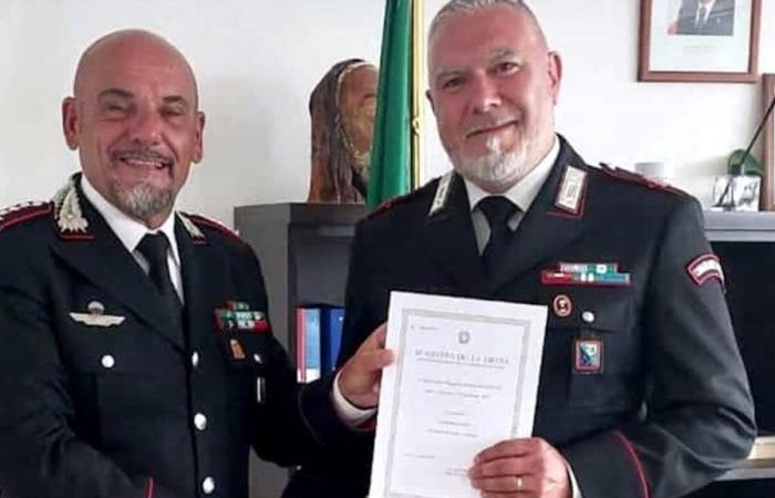 El comandante de la Estación de Carabinieri de Morro d’Alba, Roberto Scarpone, entregó la medalla de oro al mérito