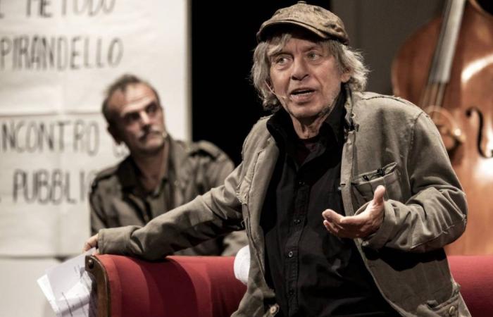 Paolo Rossi en Turín en 2024 con “Desde esta tarde recitamos un tema”, un espectáculo improvisado (4 de diciembre de 2024, Turín)