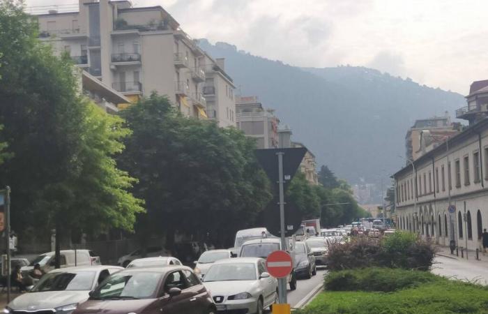 Segundo día de obras en Borgovico: primeras ralentizaciones en Viale Rosselli, mucho tráfico en los cruces