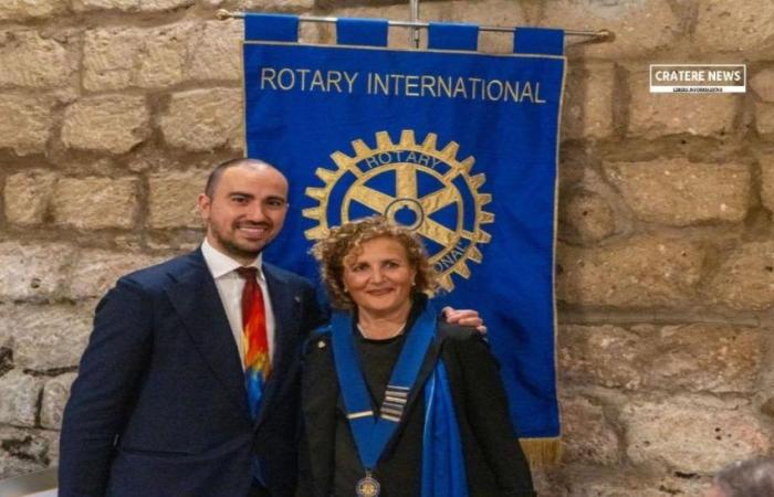 CASERTA – Rotary Club Caserta Luigi Vanvitelli, Gianluca Parente entrega el collar a la nueva presidenta Gabriella Montanaro