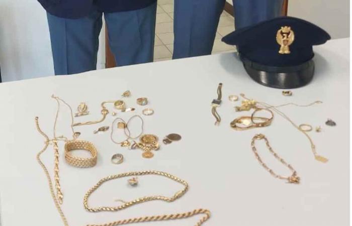 Tiran oro y relojes desde el coche, joyas robadas a ancianos recuperadas por la policía de tránsito – Livornopress