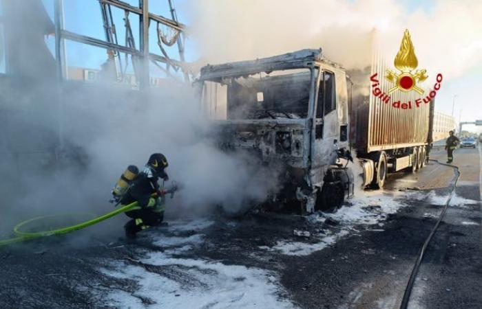 Tractor incendiado en la A4: cola de 12 kilómetros en la autopista