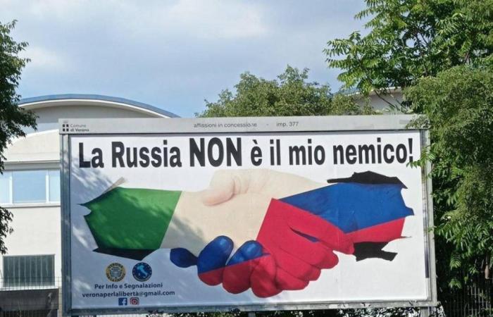 Carteles colgados en Verona: “Rusia no es mi enemigo”