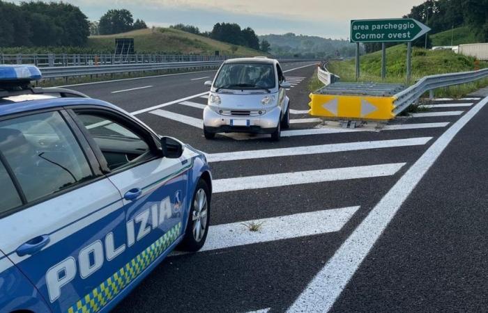 Un hombre de 32 años se detuvo después de 10 km, le retiraron el permiso y le impusieron una multa de 8.000 euros.