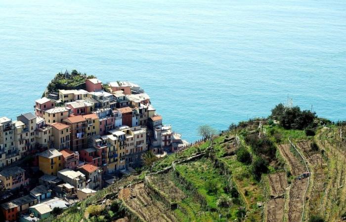 los itinerarios para vivir toda la magia de los pueblos de Liguria suspendidos entre la tierra y el mar