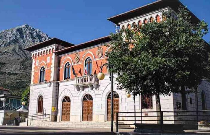 El ayuntamiento de Massa d’Albe, en minoría: “El alcalde ha admitido el daño al erario”