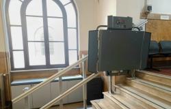 Eliminación de barreras arquitectónicas: nuevos salvaescaleras para el Ayuntamiento y la escuela primaria Puccini