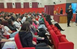 VIESTE – Estudiantes de Fazzini-Giuliani en clases de legalidad, encuentro con el teniente del CC Amato