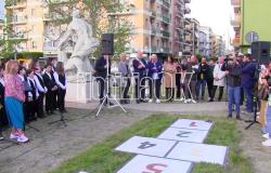 (VIDEO) Crotone – Los zapatos que sostienen la campana: “El juego de la humanidad” inaugurado ~ CrotoneOk.it