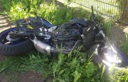 Un árbol cae en la calle y atropella a un motociclista: muere un hombre de 53 años