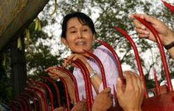 Aung San Suu Kyi sale de prisión, la premio Nobel de la Paz de 78 años es trasladada a arresto domiciliario debido al calor