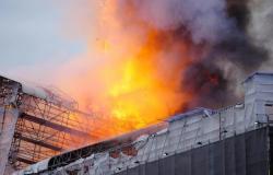 Dinamarca, incendio en la Bolsa de Copenhague: la fachada se derrumba