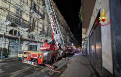 Turín: El tejado de un edificio en via Vanchiglia está en llamas