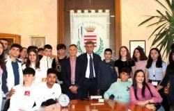 El alcalde Cannito recibe a los estudiantes españoles que viajan con Erasmus