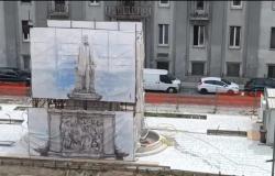 trabajando para la restauración del monumento dedicado a Giuseppe De Nava