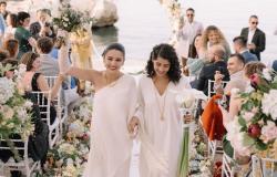 Boda en Trapani junto al mar. El sí romántico de una escritora y una artista con dos vestidos de novia poco convencionales