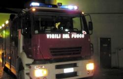 Incendio en Pontecagnano, residuos en la antigua discoteca Camino Real en llamas