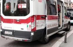 Socorristas en Corso Italia en Legnano para una mujer que cayó al suelo, volvemos a hablar de baches en el asfalto