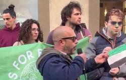 Ex trabajadores de Gkn y Friday For Future en procesión en Florencia: «La Región interviene y nos ayuda»