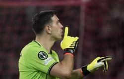 «Dibu» Martínez, el portero del Aston Villa recibe dos tarjetas amarillas pero ninguna expulsión en los penaltis – -