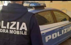 La policía estatal de Pordenone arresta a un joven de veintitrés años que escondía cocaína en sus zapatos. – Jefatura de policía de Pordenone