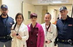 Médicos y enfermeras del servicio de urgencias de Foggia equipados con un dispositivo para llamar a la policía