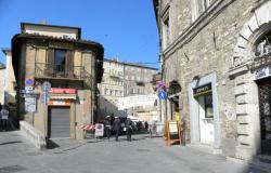 «¿Tienes un cigarrillo?», pero luego lo golpea en el centro de Perugia: detenido