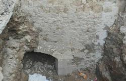De las excavaciones emergen los muros de un antiguo portal. Sorpresa en Vieste