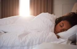 Dormir, las 10 reglas para dormir bien: desde una cena ligera hasta baños calientes (a evitar)