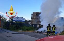 Incendio en un vertedero ilegal de residuos en Salerno: los bomberos intervienen al amanecer