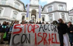 Universidad Federico II de Nápoles, manifestación de estudiantes pro palestinos el día del Senado académico