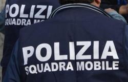 Corriere robó productos en una tienda online en Lucca y escondió 5 kilos de hachís en su casa: detenido