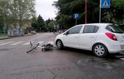 El auto no cede el paso y atropella a una mujer de 77 años que iba en bicicleta: fue trasladada a Bufalini