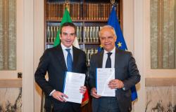El ministro Piantedosi firmó hoy en el Ministerio del Interior dos protocolos antimafia con el presidente de la región de Calabria, Occhiuto