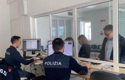 El alcalde de Andria acude a la Jefatura de Policía para la inauguración festiva del 25 de abril