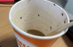 Toma un café de la máquina expendedora pero está lleno de insectos: sufre un shock anafiláctico y arriesga su vida