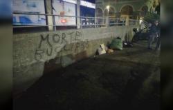 Génova, tras la marcha antifascista, aparece un escrito con amenazas de muerte al alcalde Bucci. Toti: “Vil ataque que empaña la memoria partidista”