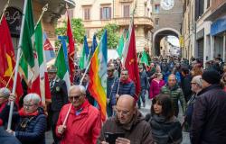 Imola celebró el 25 de abril en Piazza Matteotti, en el abrazo de jóvenes estudiantes y partisanos