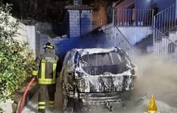 Noche de incendio en Cerdeña, los coches arden