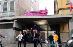 Turín, Extinction Rebellion en acción en la sede de la Rai. Payasos y pancartas de cara al G7: «El Circo empieza en dos días»>