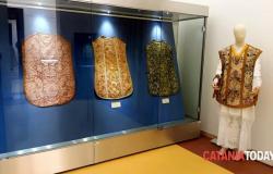 En el museo diocesano de Acireale se exhiben vestimentas florales sagradas de seda artesanal del siglo XVIII.