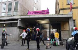 Extinction Rebellion ocupa la marquesina de la RAI en Turín para protestar contra el G7